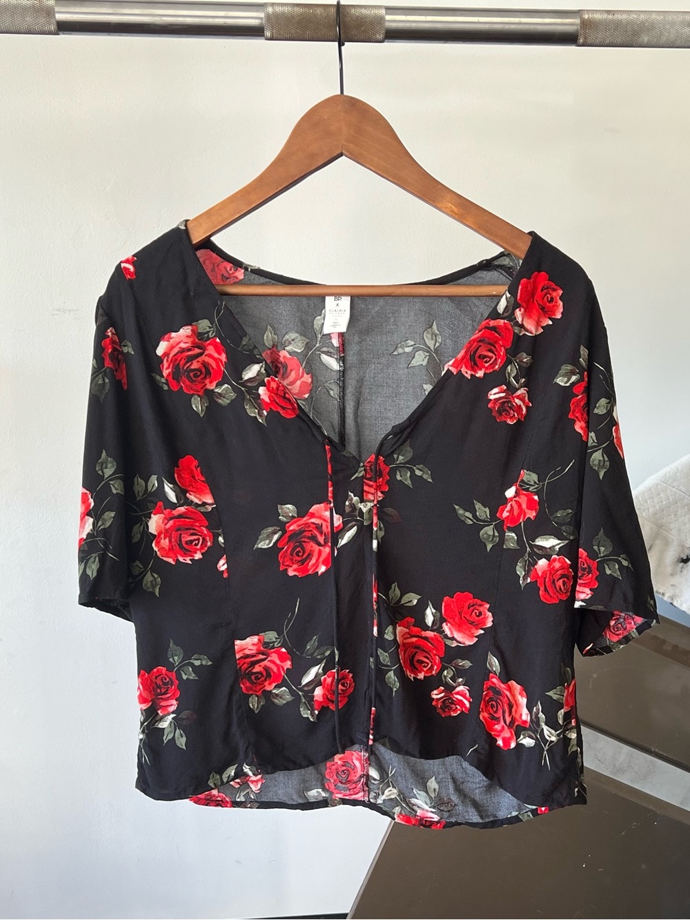 Women's Black Floral V-Neck Tie-Front Crop Top